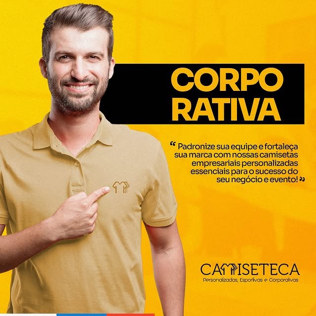 Homem sorridente usando camisa polo corporativa bege personalizada da Camiseteca, apontando para o logo no peito. Fundo amarelo com a frase: ‘Padronize sua equipe e fortaleça sua marca com nossas camisetas empresariais personalizadas essenciais para o sucesso do seu negócio e evento’. Logotipo da Camiseteca e slogan ‘Personalizadas, Esportivas e Corporativas’.