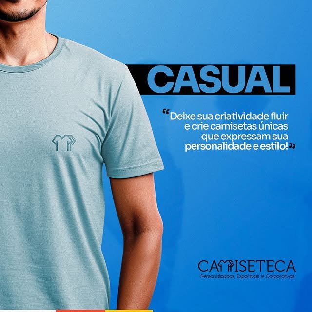 Homem vestindo camiseta casual azul clara personalizada da Camiseteca, com fundo azul e destaque para a frase: ‘Deixe sua criatividade fluir e crie camisetas únicas que expressam sua personalidade e estilo’. Logotipo da Camiseteca com o slogan ‘Personalizadas, Esportivas e Corporativas’.