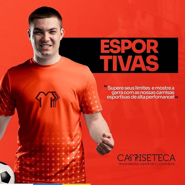 Homem sorridente usando camisa esportiva personalizada laranja da Camiseteca, com fundo vermelho e destaque para a frase: ‘Supere seus limites e mostre a garra com as nossas camisas esportivas de alta performance’. Logotipo da Camiseteca abaixo com o slogan ‘Personalizadas, Esportivas e Corporativas’